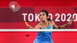 ஒலிம்பிக் பேட்மிண்டன்.. ஹாட்ரிக் வெற்றியை பதிவு செய்த பிவி சிந்து.. காலிறுதிக்கு தகுதி பெற்றார்