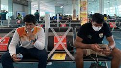 8 மணி நேரமாக ஏர்போர்ட்டில்.. படாதபாடு பட்ட இந்திய அணி.. அதை எடு, இதை எடுன்னு டார்ச்சர்