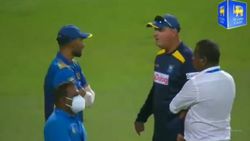 அடிச்சிருவாரு போல.. மைதானத்தில் கடும் சண்டை.. கோபித்துக்கொண்டு சென்ற இலங்கை கோச்.. அணிக்குள் சலசலப்பு