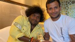 யோகிபாபு - நடராஜன் திடீர் சந்திப்பு.. எதிர்பார்க்காத பரிசு கொடுத்து அசத்தல்.. வைரலாகு புகைப்படங்கள்!