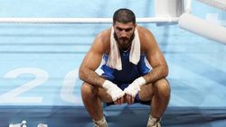 ஒலிம்பிக்கில் அநீதி.. திடிர் போராட்டத்தில் ஈடுபட்ட பாக்ஸிங் வீரர்.. நடுவர் மீது பரபரப்பு புகார் !