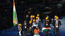 பாரா ஒலிம்பிக் 2020 தொடக்கம்: தேசிய கொடி ஏந்திச் செல்லும் மாரியப்பன் - பெருமை மிகு தருணம்