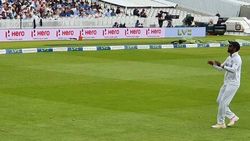 போட்டியில் தீடீரென பறந்த பொருட்கள்.. கேஎல்.ராகுல் மீது இங்கி,ரசிகர்கள் கோபம்.. கடுப்பான கோலி- வீடியோ