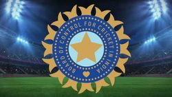 பிசிசிஐ விதித்த காலக்கெடு.. ஐபிஎல் அணிகளுக்கு வந்தது புது தலைவலி.. தற்போதைக்கு முடியாது போல!