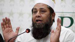 ‘திடீர் நெஞ்சு வலி’ அவசரமாக மருத்துவமனையில் அனுமதி.. பாகிஸ்தான் கிரிக்கெட் ஜாம்பவான் நிலைமை என்ன ?