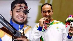 பாரா ஒலிம்பிக்: இன்று தொடக்கமே அமர்களம்.. ஒரே போட்டியில் தங்கம், வெள்ளி.. மணிஷ் - சிங்ராஜ் அசத்தல்!