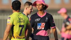 அனைத்து தடைகளையும் உடைத்த ஜெய்ஷ்வால்.. வியந்துப்போய் தோனி கொடுத்த பரிசு.. வைரலாகும் புகைப்படம்!