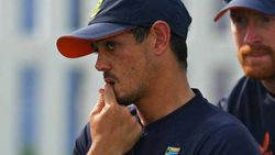 “குயிண்டன் டிகாக்கின் மோசமான மறுபக்கம்”.. கிளம்பிய இனவெறி சர்ச்சை.. அணியில் இருந்து அதிரடி நீக்கம்!