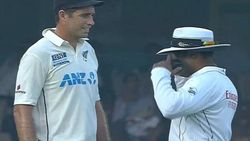 வெளிச்சம் இல்லையா எதுக்கும் கண்ணாடியை கழற்றி பாருங்க..!! நடுவரை கலாய்த்த சவுதி