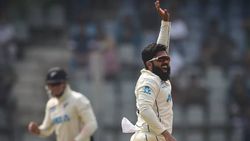 பட்டேல் சுழலில் ஆட்டம் கண்டது இந்தியா.. 325 ரன்களுக்கு ஆட்டமிழப்பு..!!