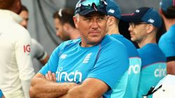 இங்கிலாந்து கிரிக்கெட் அணியில் கொரோனா அச்சுறுத்தல்- தனிமைப்படுத்தப்பட்ட பயிற்சியாளர்