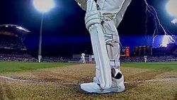 அடிலெய்ட் மைதானம் அருகே இடி விழுந்தது.. உயிர் தப்பிய கிரிக்கெட் வீரர்கள்..ஆட்டம் நிறுத்தம்..!!