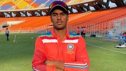 மளிகை கடைக்காரர் மகன் இன்று இந்திய அணியில்..தந்தையின் தியாகத்தால் வளர்ந்த கதை.. நெகிழ்ந்த ரசிகர்கள்