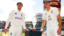 தமிழ் கிரிக்கெட் கமெண்டரியை நிறுத்திய பிரபல தொலைக்காட்சி..!! ரசிகர்கள் மகிழ்ச்சி