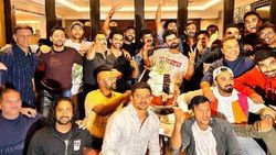 “நம்ம கோலியா இது” புத்தாண்டு கொண்டாட்டத்தில் குத்தாட்டம் போட்ட இந்திய வீரர்கள்.. தீயாய் பரவும் பதிவு