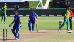 “எங்கையா இருந்த நீ”.. ஷர்துல் தாக்கூரின் விடாப்பிடி போராட்டம்.. முதல் ஒருநாள் போட்டியின் முடிவு!!