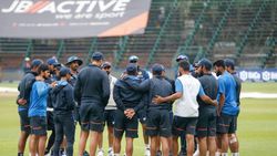 ஒரு வழியா மழை நின்னு போட்டி தொடங்கியாச்சு..!! இந்தியாவின் தோல்வி உறுதி..??