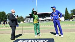 “எல்லாமே பொய்யா..!!” 2வது ஒருநாள் போட்டியில் டாஸ் வென்றது இந்திய அணி.. ப்ளேயிங் 11ல் திருப்பம்!