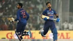 இப்படி ஆடினால் டீம்மில் இடம் கிடைக்காது..!! வாய்ப்பை வீணடிக்கும் தமிழக வீரர்..!! ரசிகர்கள் கவலை..!!