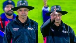 நடுவரிடம் சேட்டை செய்த இந்திய வீரர்கள்.. இலங்கை வீரரை எச்சரித்த ரோகித் சர்மா.. என்ன நடந்தது?