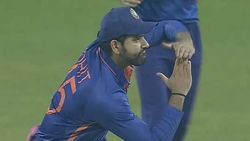 சேட்டை பிடித்த ரோகித் சர்மா.. தவறு செய்த நடுவருக்கு பாடம்.. தோனியை போல் அசத்தல்..!!