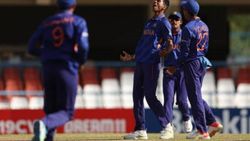 தலையில் பட்ட பந்து..!! போட்டியை நிறுத்திய நடுவர்..!! U-19 உலககோப்பை பைனலில் சலசலப்பு