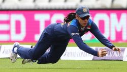 பார்த்தால்  மயில்..! பாய்ந்தால் புலி..! இந்திய வீராங்கனை ஸ்மிருதி மந்தனாவாவின் அசத்தல் கேட்ச் வீடியோ