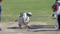 உங்கள இனி நம்ப முடியாது..! நானே பார்த்துக்கிறேன்.. களத்தில் சுத்தியலுடன் இறங்கிய ஆஸி. கேப்டன்