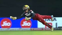 36 வயதிலும் பறக்கும் தினேஷ் கார்த்திக்.. வேற லெவல் விக்கெட் கீப்பிங்.. குவியும் பாராட்டு