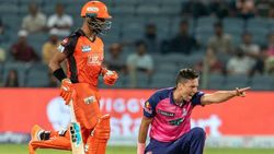 பவர்பிளேவில் எஸ்ஆர்ஹச் மோசமான சாதனை..14 பந்துகளில் 40 ரன்கள் அடித்த தமிழக வீரர்.. ராஜஸ்தான் அபாரம்