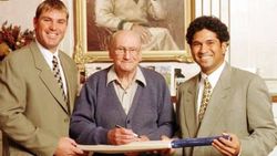 சச்சின் Vs வார்னே – மறக்க முடியாத ஆட்டங்கள்.. இருவரையும் அழைத்து பாராட்டிய டான் பிராட்மேன்