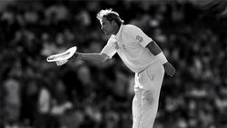 சுழற்பந்து வீச்சின் 'மன்னன்' ஷேன் வார்ன் மறைந்தார்.. உலகையே வியக்கவைத்த சாதனைகள்.. - முழு பட்டியல்