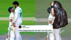 ரொமான்ஸில் இறங்கிய டேவிட் வார்னர்.. பாகிஸ்தான் தொடரில் வேடிக்கை சம்பவம்.. இணையத்தை கலக்கும் வீடியோ!