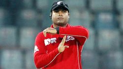 ஐபிஎல் நடுவர்களின் சம்பளம் எவ்வளவு தெரியுமா.. வீரர்களின் சம்பளத்தையே மிஞ்சிய பட்டியல்.. முழு விவரம்!