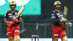 தினேஷ் கார்த்திக் சூறாவளி ஆட்டம்.. 26 பந்தில் அரைசதம்.. அடித்து நொறுக்கிய ஆர்சிபி