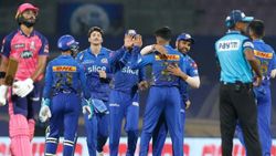 அம்பயரால் அடித்த அதிர்ஷ்டம்.. மும்பை அணிக்கு முதல் வெற்றி.. எப்படி தெரியுமா??