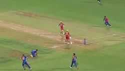 ரன் ஓடும் போது நிகழ்ந்த காமெடி.. ஒரே இடத்தில் 2 பேட்ஸ்மேன்.. டெல்லி வைத்த டிவிஸ்ட்.. ரசிகர்கள் கலகல