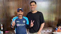 தோனி வீட்டுக்கு சென்ற சச்சினின் பரம ரசிகர்.. என்ன காரணம்? அணி மாறிட்டாரா?