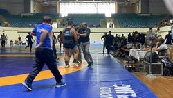 மல்யுத்தம் போட்டியில் பரபரப்பு.. நடுவரை தாக்கிய வீரர்.. வாழ்நாள் தடை விதித்த சம்மேளனம்