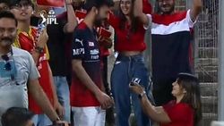 ஐபிஎல் போட்டியில் லவ் சீன்.. பையனை கரெக்ட் பண்ண பொண்ணு.. போட்டிக்கு நடுவே காதல் பரிமாற்றம்