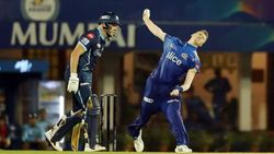 கடைசி ஓவரில் 9 ரன்கள் தேவை.. டேனியல் சாம்ஸ் கையில் பந்து.. சான்சே இல்லாத மும்பை சம்பவம்
