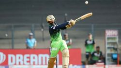 8 பந்துகளில் 30 ரன்கள்.. தினேஷ் கார்த்திக் செய்த சம்பவம்.. டுபிளஸிஸ் அதிரடி.. ஆர்சிபி இமாலய இலக்கு