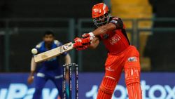 ஐபிஎல் வரலாற்றில் புதிய சாதனை.. ராகுல் திரிபாதி மரண பேட்டிங்.. ஒரே ஓவரில் ஆட்டத்தை மாற்றிய மும்பை