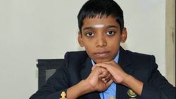 பகலில் +1 பொதுத் தேர்வு.. நள்ளிரவில் செஸ் போட்டி. சாதனை படைக்கும் தமிழக வீரர் பிரக்ஞானந்தா