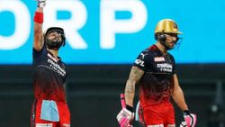 விராட் கோலி vs டூப்ளசிஸ்.. ஆர்சிபி தற்போது மட்டும் ஜொலிப்பது எப்படி?.. சேவாக் கூறிய முக்கிய தகவல்!!