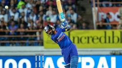 தினேஷ் கார்த்திக்கின் மரண பேட்டிங்.. 26 பந்துகளில் அரைசதம்.. காலை வாரிய பண்ட், ஸ்ரேயாஸ்