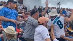 அப்படி போடு..!! கிரிக்கெட் போட்டிக்கு இடையே ஒரு குத்துச்சண்டை.. இங்கி, ரசிகர்களால் அதிர்ந்த மைதானம்