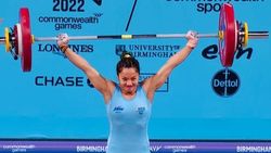 பளுதூக்குதலில் அசத்திய மீராபாய் சானு.. காமன்வெல்த்-ல் இந்தியாவுக்கு முதல் தங்கம்.. குவியும் பாராட்டு