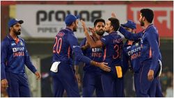 2 பேரின் உடல்நிலையில் சந்தேகம்.. பவுலிங்கில் பெரும் குழப்பம்.. முதல் டி20க்கான இந்திய ப்ளேயிங் 11!