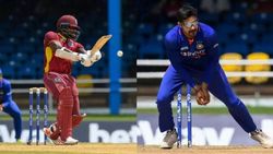 வீசிய முதல் பந்திலேயே விக்கெட்.. வேறு ஜெர்சியை அணிந்து விளையாடிய இந்திய வீரர்